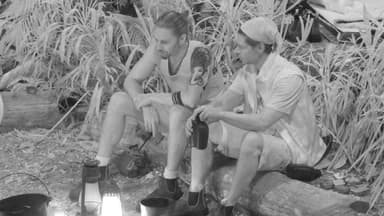 Gil Ofarim spricht mit Stephen Dürr im Dschungel