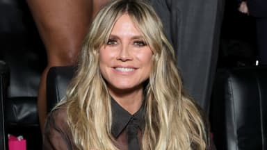Heidi klum lächelt im Kinosaal