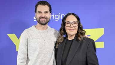 Jimi Blue und Natascha Ochsenknecht vor lila Wand