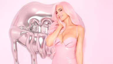 Kylie Jenner lächelt mit rosa Haaren