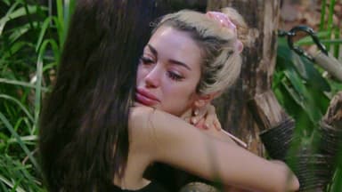 Samira tröstet Ariel