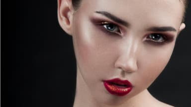 Frau mit starkem Make-up im Gothic-Look