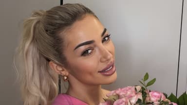 Ariel mit pinken Rosen