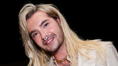 Bill Kaulitz Kopf schief lächelt