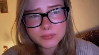 Calantha Wollny weint mit Brille