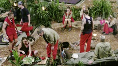 Kandidaten im Dschungelcamp beim Essen