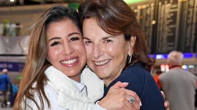 Eva Benetatou mit Claudia Obert am Flughafen