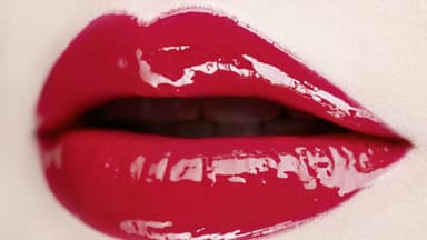 Frau mit Hochglanz-Lippen