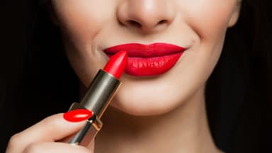 Frau mit Lippenstift in Rot