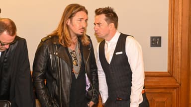 Gil Ofarim und sein Anwalt Dr. Alexander Stevens im Jahr 2023 vor Gericht