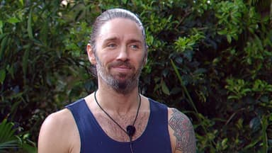 Gil Ofarim lächelt leicht