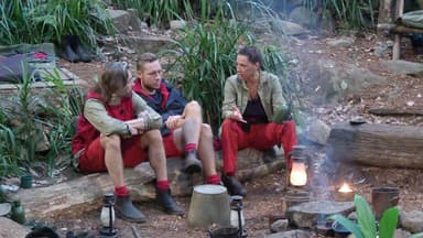 Gil Ofarim, Patrick Romer und Simone Ballack reden im Dschungelcamp am Lagerfeuer