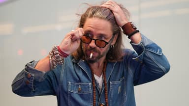 Gil Ofarim mit Sonnenbrille macht Haare aus Gesicht
