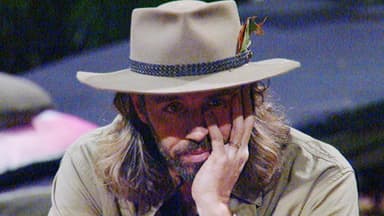 Gil Ofarim mit Hand am Gesicht