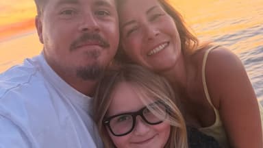 Gustav Schäfer mit seiner Familie vor einem Sonnenuntergang