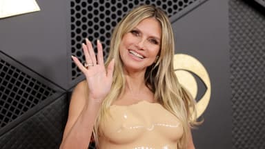 Heidi KLum winkt und lächelt im Nackt-Kleid