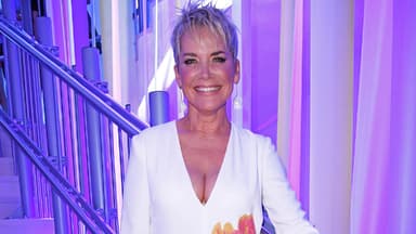 Inka Bause vor lila Kulisse