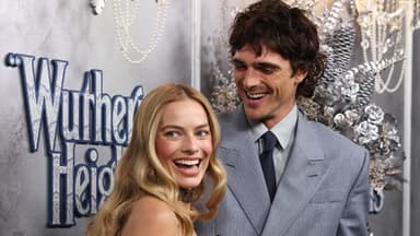 Jacob Elordi mit Margot Robbie auf rotem Teppich