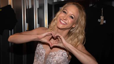 Kathrin Menzinger macht Herz mit Händen