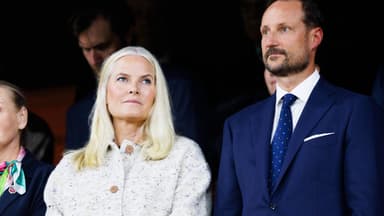 Prinzessin Mette-Marit und Prinz Haakon von Norwegen schauen ernst