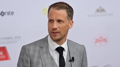 Oliver Pocher guckt zur Seite