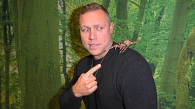 Patrick Romer mit Spinne auf Schulter