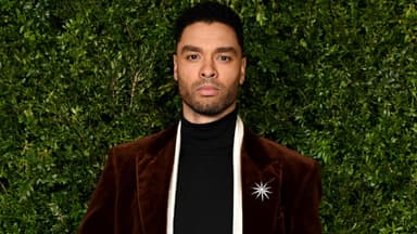 Regé-Jean Page für grünen Büschen