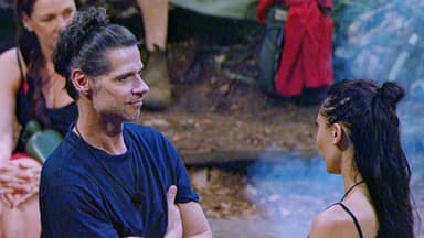 Stephen Dürr redet mit Samira Yavuz