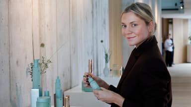 Valentina Pahde lächelt am Beauty-Stand