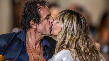 Andreas Kronthaler und Heidi Klum küssen sich