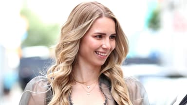 Anika Neuer lächelt