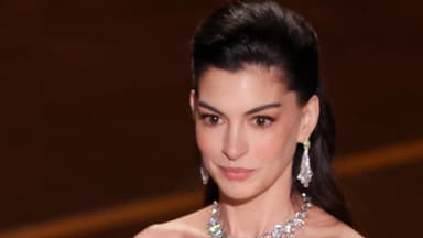 Anne Hathaway ganz ernst bei den Oscars 2026
