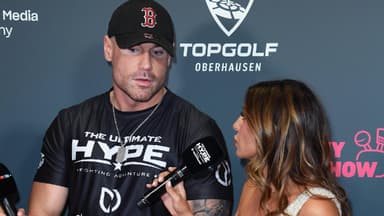 Chris Broy wird von Ex Eva Benetatou interviewt