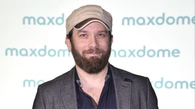 Christian Ulmen lächelt leicht