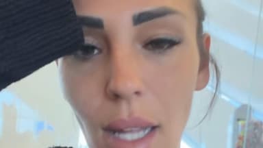 Elena Miras fasst sich an den Kopf