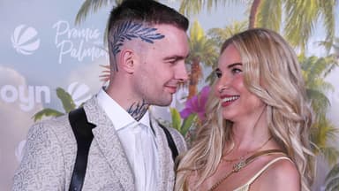 Eric Stehfest und Franzi Temme schauen sich Arm in Arm an und lächeln