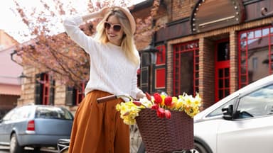 Blondine mit Hut und Sonnenbrille auf Fahrrad