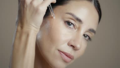 Frau mit Anti-Aging-Serum-Pipette