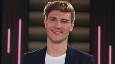 Friedrich Dieckmann lacht