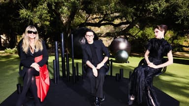 Heidi Klum, Christian Siriano, Coco Rocha sitzen nebeneinander