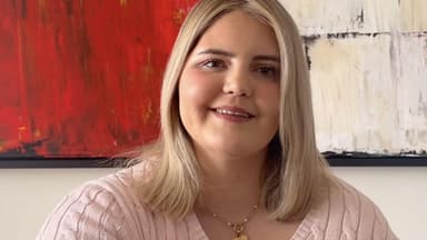 Ina im Rosa Pullover