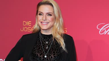 Jeanette Biedermann strahlt