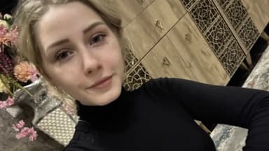 Loredana Wollny macht ein Selfie und lächelt