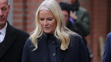 Mette-Marit von Norwegen und Prinz Haakon schauen traurig und ernst