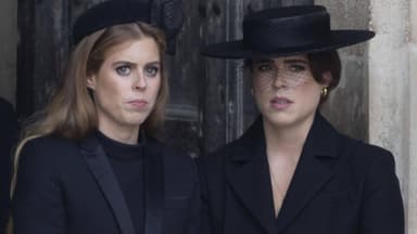 Prinzessin Eugenie und Prinzessin Beatrice schauen traurig und ernst