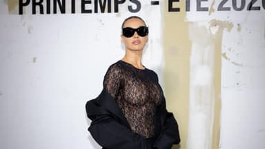 Shirin David im schwarzen Kleid und großer Sonnenbrille