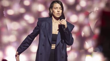 Alina Süggeler alias Frieda Gold singt