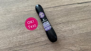 Another Volume Mascara auf Holz