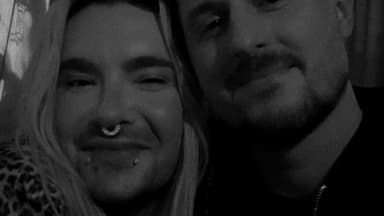 Bill Kaulitz und Jannik Kontalis machen gemeinsam ein Selfie im April 2026
