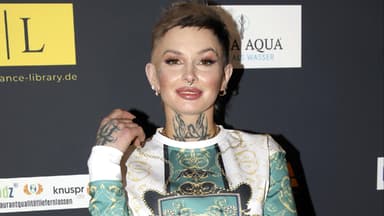 Edith Stehfest lächelt in einem gemusterten Pullover auf einem Event